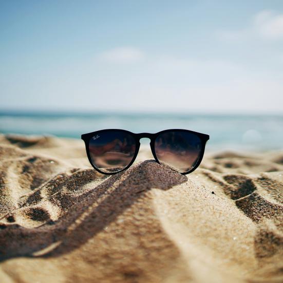 Billede af solbriller på strand