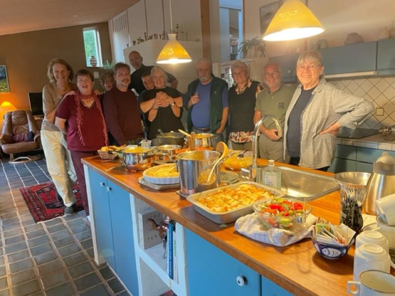 billede af smilende mennesker stående ved buffet